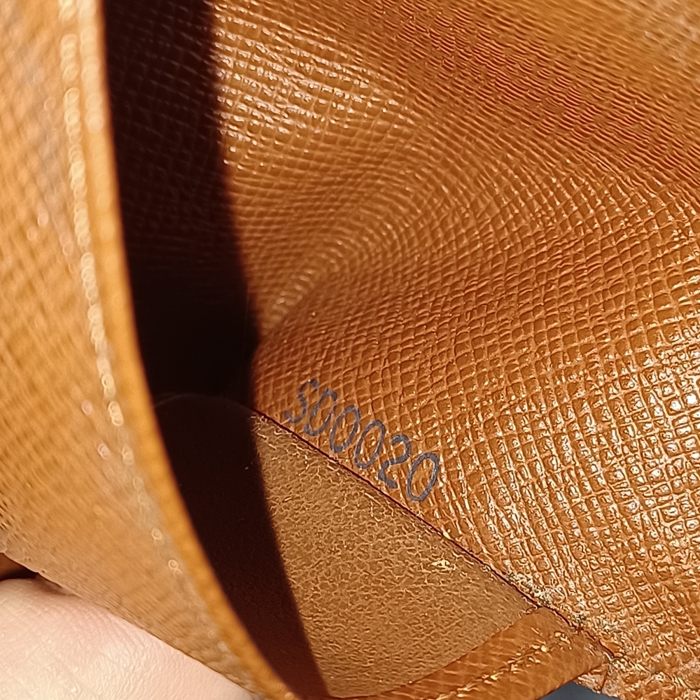 Louis Vuitton Key Case (4keys) - Picture 10 of 11